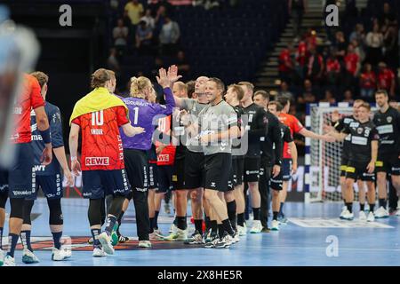 Hamburg, Hamburg, Deutschland. Mai 2024. Impressionen schütteln dem Schiedsrichter beim EHF Finals Men 2024 Handball in Hamburg die Hand (Foto: © Mathias Schulz/ZUMA Press Wire) NUR REDAKTIONELLE VERWENDUNG! Nicht für kommerzielle ZWECKE! Stockfoto