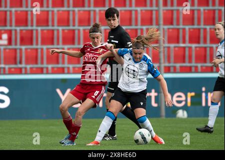 Lüttich, Belgien. Mai 2024. Lüttich, Belgien, 25. Mai 2024: Justine Blave (8 Standard Femina) und Davinia Vanmechelen (25 Club YLA) kämpfen um den Ball während des Lotto Super League Play-off Spiels zwischen Standard Femina und Club YLA im Stade Maurice Dufrasne in Lüttich, Belgien (Martin Pitsch/SPP). /Alamy Live News Stockfoto
