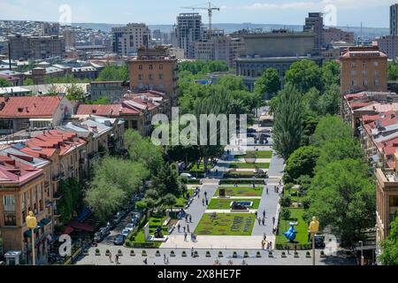 Jerewan, Armenien - 16. Mai 2024: Blick auf den Alexander Tamanyan Park vom Kaskadenkomplex in Jerewan, Armenien. Stockfoto