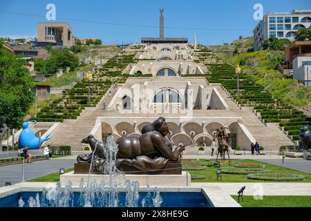 Jerewan, Armenien - 16. Mai 2024: Menschen, die durch den Kaskadenkomplex in Jerewan, Armenien, spazieren. Stockfoto