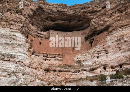 Das Castle National Monument von Montezuma bewahrt einige alte indianische Häuser in dieser Klippe in Camp Verde, AZ, USA. Stockfoto