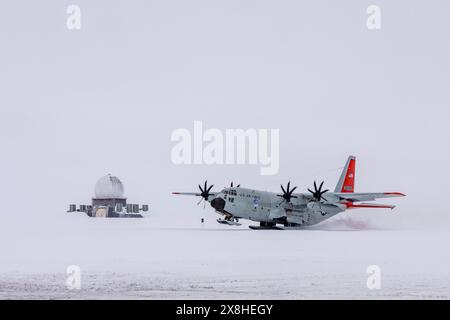Grönland. Mai 2024. Der 109th Airlift Wing LC-130 führt am 12. Mai 2024 Skilandungen und -Abflüge im Camp Raven in Grönland durch. (Kreditbild: © U.S. Air Force/ZUMA Press Wire) NUR REDAKTIONELLE VERWENDUNG! Nicht für kommerzielle ZWECKE! Stockfoto