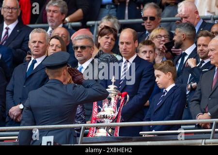 Der Präsident der FA, seine Königliche Hoheit der Prinz von Wales, erhält die FA Cup Trophy, die den Gewinnern beim FA Cup Finale zwischen Manchester City und Manchester United am Samstag, den 25. Mai 2024, im Wembley Stadium in London präsentiert werden kann. (Foto: Mike Morese | MI News) Credit: MI News & Sport /Alamy Live News Stockfoto