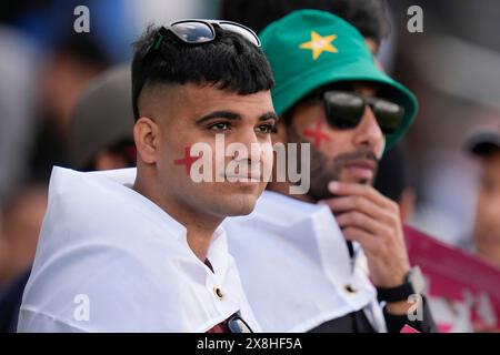 Edgbaston, Birmingham, Großbritannien. Mai 2024. 2. Mens Vitality T20 Cricket International, England gegen Pakistan; Fans sehen das Spiel Credit: Action Plus Sports/Alamy Live News Stockfoto