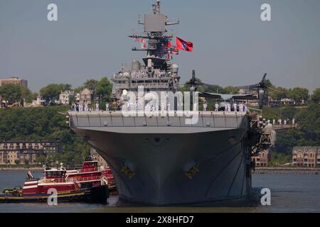 22. Mai 2024 - New York, New York, USA - US-Marines, die der Special Purpose Marine Air Ground Task Force Fleet Week New York zugewiesen sind, und Seeleute, die der USS Bataan (LHD-5) zugewiesen sind, bemannen die Schienen, als das Schiff zur Flottenwoche New York 2024 in Manhattan eintrifft. Mai 2024. Die Flottenwoche New York, die jetzt zum 36. Mal stattfindet, ist eine altehrwürdige Feier der Seeverkehrsdienste, die die Bürger von New York City und dem umliegenden Dreistaatengebiet mit Marines, Seeleuten und Küstenwachen zusammenbringt. Während der Woche können die Teilnehmer Schiffe besichtigen, militärische statische Ausstellungen erleben und dri sehen Stockfoto