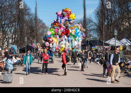 Ballonverkäufer im Esplanade Park am 1. Mai in Helsinki, Finnland Stockfoto