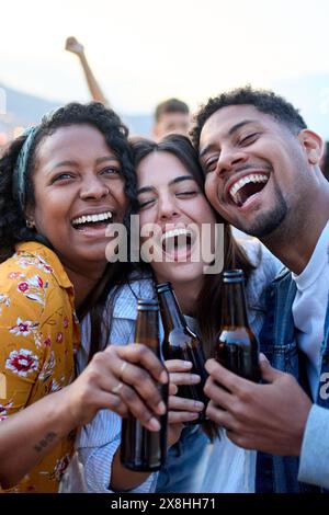 Junge multirassische Jugendliche tanzen zusammen auf einer Dachparty draußen. Verschiedene fröhliche Freunde Stockfoto