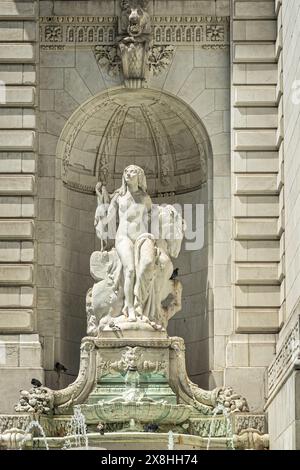 New York, NY, USA - 2. August 2023: New York Public Library Building, Nahaufnahme, Statue zur Darstellung der Schönheit und Brunnen auf der Südseite des Eingangs o Stockfoto