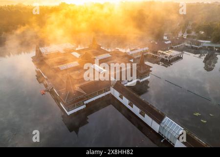 Thermalsee Heviz bei Sonnenaufgang in Ungarn, Luftaufnahme Stockfoto