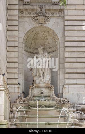 New York, NY, USA - 2. August 2023: New York Public Library Building, Nahaufnahme, Wahrheitsstatue und Brunnen auf der Südseite des Eingangs Stockfoto