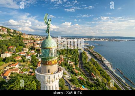 Leuchtturm Faro della Vittoria in Triest am sonnigen Tag, Italien Stockfoto