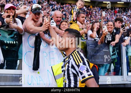 Alex Sandro (Juventus FC) begrüßt die Fans des Juventus FC während des italienischen Meisterschaftsspiels Serie A zwischen Juventus FC und AC Monza am 25. Mai 2024 im Allianz Stadium in Turin, Italien - Credit: Luca Rossini/E-Mage/Alamy Live News Stockfoto