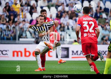 Arkadiusz Milik (Juventus FC) und Pablo Mari (AC Monza) während der italienischen Meisterschaft Serie A Fußball Spiel zwischen Juventus FC und AC Monza am 25. Mai 2024 im Allianz Stadium in Turin, Italien - Credit: Luca Rossini/E-Mage/Alamy Live News Stockfoto