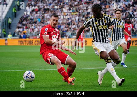 Samuele Birindelli (AC Monza) und Samuel Iling-Junior (Juventus FC) während des italienischen Meisterschaftsspiels Serie A zwischen Juventus FC und AC Monza am 25. Mai 2024 im Allianz Stadium in Turin, Italien - Credit: Luca Rossini/E-Mage/Alamy Live News Stockfoto