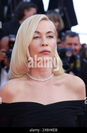 Cannes, Frankreich. Mai 2024. Emmanuelle Béart nimmt am Roten Teppich der Abschlusszeremonie beim 77. Jährlichen Filmfestival in Cannes am 25. Mai 2024 im Palais des Festivals Teil. Foto: DGP/imageSPACE Credit: Imagespace/Alamy Live News Stockfoto