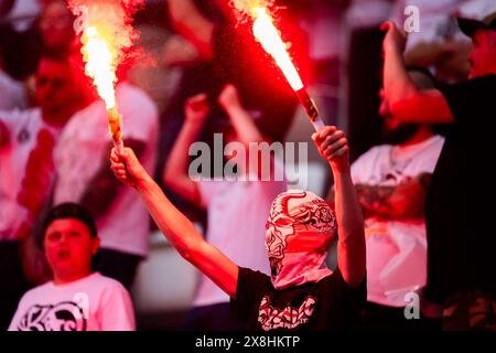 Lodz, Polen - 25. Mai 2024. Unterstützer von LKS mit Flares während des Polnischen PKO Ekstraklasa League Spiels zwischen LKS Lodz und Stal Mielec im Wladyslaw Krol Municipal Stadium. Quelle: Mikołaj Barbanell/Alamy Live News Stockfoto