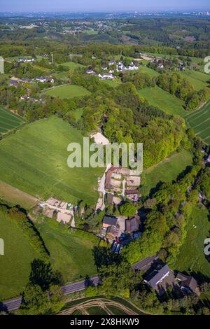 Luftbild, Schmalenbeck Landwirtschaftsbetrieb, Wohnhäuser und Stallungen, Wiesen und Felder mit Fernsicht, Esborner Straße, Esborn, Wetter, Ruhrgebiet, Nordrhein-Westfalen, Deutschland ACHTUNGxMINDESTHONORARx60xEURO *** Luftsicht, Schmalenbeck Bauernhof, Häuser und Ställe, Wiesen und Felder mit Fernsicht, Esborner Straße, Esborn, Wetter, Ruhrgebiet, Nordrhein-Westfalen, Deutschland ATTENTIONxMINDESTHONORARx60xEURO Stockfoto