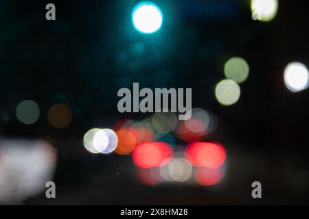 Bunte Bokeh-Lichter - verstreute Kreise - Rot, Grün, weiß, Gelb - dunkler, stimmungsvoller Hintergrund. Aufgenommen in Toronto, Kanada. Stockfoto