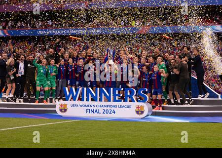 Bilbao, Spanien. Mai 2024. Bilbao, Spanien, 25. Mai 2024: Der FC Barcelona holt die Trophäe während des UEFA Women's Champions League Final-Spiels zwischen dem FC Barcelona und Olympique Lyonnais im Estadio de San Mames in Bilbao, Spanien. (Pauline FIGUET/SPP) Credit: SPP Sport Press Photo. /Alamy Live News Stockfoto