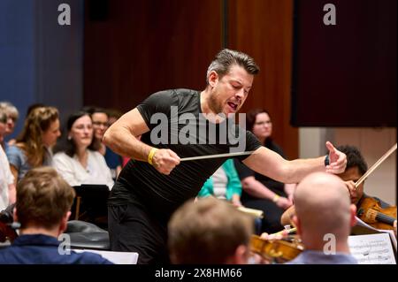 ORSO Chor & Orchester feiert sein 20jähriges Bestehen in der Philharmonie Berlin EUR, Deutschland, Berlin: Letzte große Probe des ORSO Chors vor ihrem Auftritt in der Berliner Philharmonie - Feinschliff bezüglich Takt, Rhythmus, Einsatz und Pausen. Das 1993 gegründete Schüler- und Studenorchester hat sich unter der Leitung des Dirigenten Wolfgang Roese zu einem professionellen Klangkörper entwickelt. Der Chor bestreitet projektweise Konzertprogramm mit Orchestermusikern aus ganz Deutschland. Gemeinsam arbeitet ambitionierte Laien Hand in Hand mit Profimusikern, um auch anspruchsvolles Programm Stockfoto