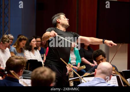 ORSO Chor & Orchester feiert sein 20jähriges Bestehen in der Philharmonie Berlin EUR, Deutschland, Berlin: Letzte große Probe des ORSO Chors vor ihrem Auftritt in der Berliner Philharmonie - Feinschliff bezüglich Takt, Rhythmus, Einsatz und Pausen. Das 1993 gegründete Schüler- und Studenorchester hat sich unter der Leitung des Dirigenten Wolfgang Roese zu einem professionellen Klangkörper entwickelt. Der Chor bestreitet projektweise Konzertprogramm mit Orchestermusikern aus ganz Deutschland. Gemeinsam arbeitet ambitionierte Laien Hand in Hand mit Profimusikern, um auch anspruchsvolles Programm Stockfoto