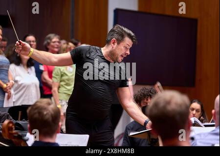 ORSO Chor & Orchester feiert sein 20jähriges Bestehen in der Philharmonie Berlin EUR, Deutschland, Berlin: Letzte große Probe des ORSO Chors vor ihrem Auftritt in der Berliner Philharmonie - Feinschliff bezüglich Takt, Rhythmus, Einsatz und Pausen. Das 1993 gegründete Schüler- und Studenorchester hat sich unter der Leitung des Dirigenten Wolfgang Roese zu einem professionellen Klangkörper entwickelt. Der Chor bestreitet projektweise Konzertprogramm mit Orchestermusikern aus ganz Deutschland. Gemeinsam arbeitet ambitionierte Laien Hand in Hand mit Profimusikern, um auch anspruchsvolles Programm Stockfoto