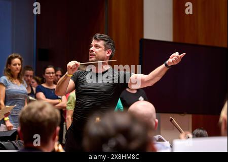 ORSO Chor & Orchester feiert sein 20jähriges Bestehen in der Philharmonie Berlin EUR, Deutschland, Berlin: Letzte große Probe des ORSO Chors vor ihrem Auftritt in der Berliner Philharmonie - Feinschliff bezüglich Takt, Rhythmus, Einsatz und Pausen. Das 1993 gegründete Schüler- und Studenorchester hat sich unter der Leitung des Dirigenten Wolfgang Roese zu einem professionellen Klangkörper entwickelt. Der Chor bestreitet projektweise Konzertprogramm mit Orchestermusikern aus ganz Deutschland. Gemeinsam arbeitet ambitionierte Laien Hand in Hand mit Profimusikern, um auch anspruchsvolles Programm Stockfoto