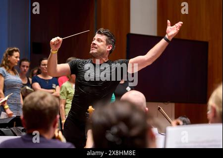 ORSO Chor & Orchester feiert sein 20jähriges Bestehen in der Philharmonie Berlin EUR, Deutschland, Berlin: Letzte große Probe des ORSO Chors vor ihrem Auftritt in der Berliner Philharmonie - Feinschliff bezüglich Takt, Rhythmus, Einsatz und Pausen. Das 1993 gegründete Schüler- und Studenorchester hat sich unter der Leitung des Dirigenten Wolfgang Roese zu einem professionellen Klangkörper entwickelt. Der Chor bestreitet projektweise Konzertprogramm mit Orchestermusikern aus ganz Deutschland. Gemeinsam arbeitet ambitionierte Laien Hand in Hand mit Profimusikern, um auch anspruchsvolles Programm Stockfoto