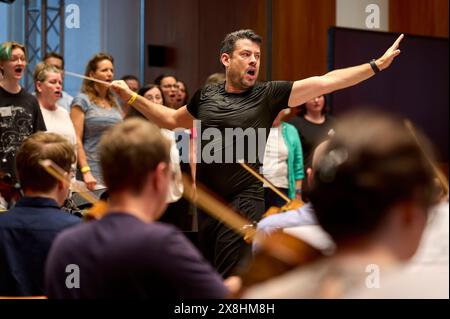 ORSO Chor & Orchester feiert sein 20jähriges Bestehen in der Philharmonie Berlin EUR, Deutschland, Berlin: Letzte große Probe des ORSO Chors vor ihrem Auftritt in der Berliner Philharmonie - Feinschliff bezüglich Takt, Rhythmus, Einsatz und Pausen. Das 1993 gegründete Schüler- und Studenorchester hat sich unter der Leitung des Dirigenten Wolfgang Roese zu einem professionellen Klangkörper entwickelt. Der Chor bestreitet projektweise Konzertprogramm mit Orchestermusikern aus ganz Deutschland. Gemeinsam arbeitet ambitionierte Laien Hand in Hand mit Profimusikern, um auch anspruchsvolles Programm Stockfoto