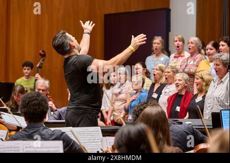 ORSO Chor & Orchester feiert sein 20jähriges Bestehen in der Philharmonie Berlin EUR, Deutschland, Berlin: Letzte große Probe des ORSO Chors vor ihrem Auftritt in der Berliner Philharmonie - Feinschliff bezüglich Takt, Rhythmus, Einsatz und Pausen. Das 1993 gegründete Schüler- und Studenorchester hat sich unter der Leitung des Dirigenten Wolfgang Roese zu einem professionellen Klangkörper entwickelt. Der Chor bestreitet projektweise Konzertprogramm mit Orchestermusikern aus ganz Deutschland. Gemeinsam arbeitet ambitionierte Laien Hand in Hand mit Profimusikern, um auch anspruchsvolles Programm Stockfoto