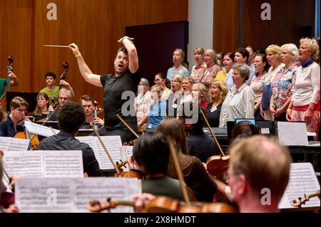 ORSO Chor & Orchester feiert sein 20jähriges Bestehen in der Philharmonie Berlin EUR, Deutschland, Berlin: Letzte große Probe des ORSO Chors vor ihrem Auftritt in der Berliner Philharmonie - Feinschliff bezüglich Takt, Rhythmus, Einsatz und Pausen. Das 1993 gegründete Schüler- und Studenorchester hat sich unter der Leitung des Dirigenten Wolfgang Roese zu einem professionellen Klangkörper entwickelt. Der Chor bestreitet projektweise Konzertprogramm mit Orchestermusikern aus ganz Deutschland. Gemeinsam arbeitet ambitionierte Laien Hand in Hand mit Profimusikern, um auch anspruchsvolles Programm Stockfoto