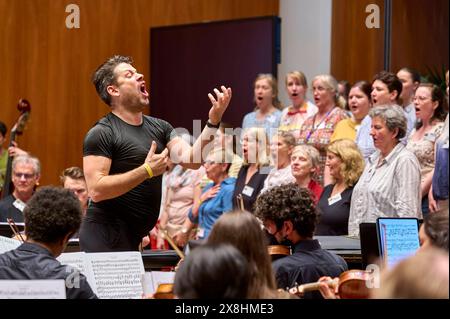 ORSO Chor & Orchester feiert sein 20jähriges Bestehen in der Philharmonie Berlin EUR, Deutschland, Berlin: Letzte große Probe des ORSO Chors vor ihrem Auftritt in der Berliner Philharmonie - Feinschliff bezüglich Takt, Rhythmus, Einsatz und Pausen. Das 1993 gegründete Schüler- und Studenorchester hat sich unter der Leitung des Dirigenten Wolfgang Roese zu einem professionellen Klangkörper entwickelt. Der Chor bestreitet projektweise Konzertprogramm mit Orchestermusikern aus ganz Deutschland. Gemeinsam arbeitet ambitionierte Laien Hand in Hand mit Profimusikern, um auch anspruchsvolles Programm Stockfoto