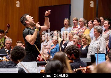 ORSO Chor & Orchester feiert sein 20jähriges Bestehen in der Philharmonie Berlin EUR, Deutschland, Berlin: Letzte große Probe des ORSO Chors vor ihrem Auftritt in der Berliner Philharmonie - Feinschliff bezüglich Takt, Rhythmus, Einsatz und Pausen. Das 1993 gegründete Schüler- und Studenorchester hat sich unter der Leitung des Dirigenten Wolfgang Roese zu einem professionellen Klangkörper entwickelt. Der Chor bestreitet projektweise Konzertprogramm mit Orchestermusikern aus ganz Deutschland. Gemeinsam arbeitet ambitionierte Laien Hand in Hand mit Profimusikern, um auch anspruchsvolles Programm Stockfoto