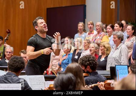 ORSO Chor & Orchester feiert sein 20jähriges Bestehen in der Philharmonie Berlin EUR, Deutschland, Berlin: Letzte große Probe des ORSO Chors vor ihrem Auftritt in der Berliner Philharmonie - Feinschliff bezüglich Takt, Rhythmus, Einsatz und Pausen. Das 1993 gegründete Schüler- und Studenorchester hat sich unter der Leitung des Dirigenten Wolfgang Roese zu einem professionellen Klangkörper entwickelt. Der Chor bestreitet projektweise Konzertprogramm mit Orchestermusikern aus ganz Deutschland. Gemeinsam arbeitet ambitionierte Laien Hand in Hand mit Profimusikern, um auch anspruchsvolles Programm Stockfoto