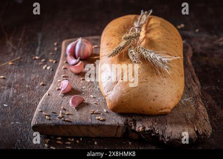 Heißes und knuspriges Brot mit Knoblauch und Kräutern. Brotlaib mit Knoblauchöl. Stockfoto