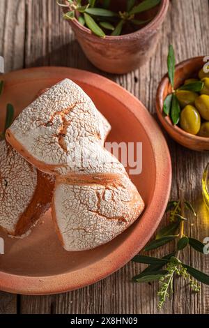 Hausgemachte Brötchen, frisch gebacken in einer hauseigenen Bäckerei. Brötchen aus Olivenöl. Stockfoto