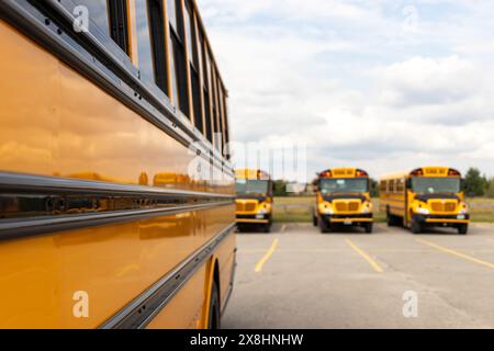 Seitenansicht Nahaufnahme des gelben Schulbusses - geparkt - sonniger Tag mit Wolken am Himmel. Aufgenommen in Toronto, Kanada. Stockfoto