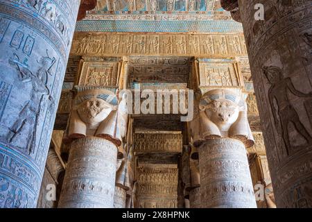 Die antike ägyptische Hypostilhalle des Hathor-Tempels im Dendera-Tempelkomplex in Oberägypten Stockfoto