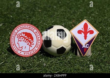 25. Mai 2024, Athen, Griechenland. Die Embleme der Fußballvereine, die am Finale der UEFA Conference League Olympiacos und Fiorentina teilnehmen Stockfoto