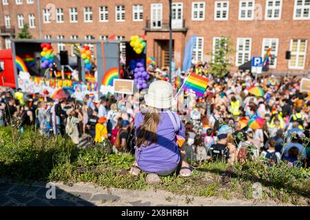Ein kleines Kind hält eine Regenbogenfahne während des 9. Tricity Equality March. Während des märz betonten die Organisatoren: „Unsere Realität verändert sich, aber die LGBTQIA-Gemeinschaft hat immer noch nicht die meisten Grundrechte. Ein großer Teil der Gesellschaft, wie auch die politische Klasse, ist für uns immer noch ungünstig. Deshalb möchten wir allen Menschen unsere positive Botschaft übermitteln und sie ermutigen, offen für Vielfalt und Gleichheit zu sein, die niemandem etwas nehmen, sondern die Gesellschaft tatsächlich bereichern.“ (Foto: Mateusz Slodkowski/SOPA Images/SIPA USA) Stockfoto