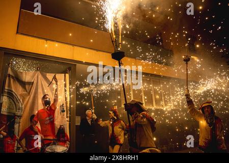 Barcelona, Spanien. Mai 2024. Feuerläufer tanzen zu traditionellen Trommeln unter Feuerwerk, um den 30. Jahrestag der „Diables de les Corts“ zu feiern Stockfoto