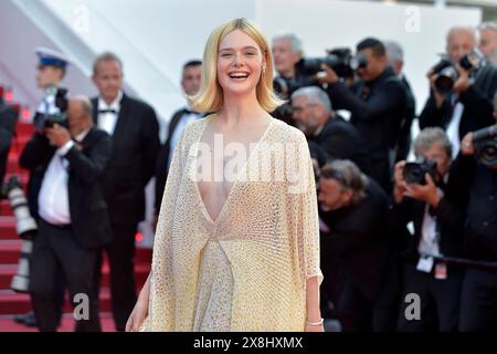 Cannes, Frankreich. Mai 2024. CANNES, FRANKREICH – 25. MAI: Elle Fanning nimmt am Roten Teppich der Abschlusszeremonie beim 77. Jährlichen Filmfestival von Cannes am 25. Mai 2024 im Palais des Festivals Teil. Quelle: dpa/Alamy Live News Stockfoto