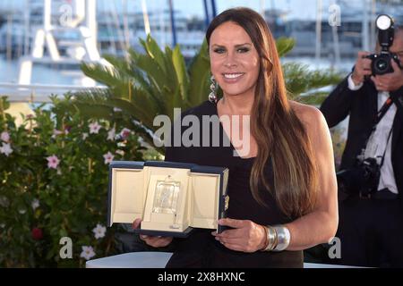 Cannes, Frankreich. Mai 2024. CANNES, FRANKREICH – 25. MAI: Karla Sofía Gascón posiert mit dem Preis für die beste Schauspielerin für die „Emilia Perez“ während des Fotobesuchs der Palme D'Or Winners beim 77. Jährlichen Filmfestival in Cannes am 25. Mai 2024 im Palais des Festivals. Quelle: dpa/Alamy Live News Stockfoto