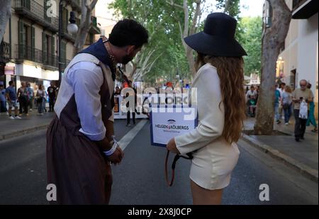 Palma, Spanien. Mai 2024. Einheimische bei einer Demonstration gegen Massentourismus. Tausende haben gegen den Massentourismus auf Mallorca protestiert. Unter dem Motto „Let's Say basta!“ versammelten sich am Samstagabend Menschen im Zentrum der Inselhauptstadt Palma. Quelle: Clara Margais/dpa/Alamy Live News Stockfoto