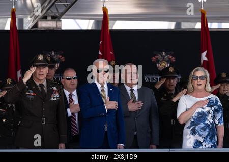 General Steven Gilland, Präsident Joe Biden und Sekretärin der Armee Christine Wormuth, die als Nationalhymne angesehen wurde, traten während der Abschlussfeier der US-Militärakademie 2024 in West Point, NY am 25. Mai 2024 auf. Präsident Joe Biden hielt eine Antrittsrede. Er wiederholte die Unterstützung der USA für die Ukraine, erwähnte jedoch, dass kein US-Militär in die Ukraine entsandt werde. Er erwähnte, dass das Militär humanitäre Hilfe für die Bevölkerung von Gaza leistet. 1.231 Kadetten kamen 2020 in West Point ein und 036 graduierten. (Foto: Lev Radin/SIPA USA) Stockfoto