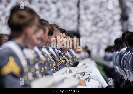 West Point, USA. Mai 2024. Absolventen, die während der Abschlussfeier der U.S. Military Academy 2024 in West Point, NY, am 25. Mai 2024 gesehen wurden. Präsident Joe Biden hielt eine Antrittsrede. Er wiederholte die Unterstützung der USA für die Ukraine, erwähnte jedoch, dass kein US-Militär in die Ukraine entsandt werde. Er erwähnte, dass das Militär humanitäre Hilfe für die Bevölkerung von Gaza leistet. 1.231 Kadetten kamen 2020 in West Point ein und 036 graduierten. (Foto: Lev Radin/SIPA USA) Credit: SIPA USA/Alamy Live News Stockfoto