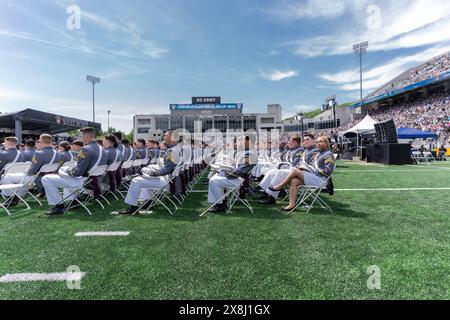 West Point, USA. Mai 2024. Absolventen, die während der Abschlussfeier der U.S. Military Academy 2024 in West Point, NY, am 25. Mai 2024 gesehen wurden. Präsident Joe Biden hielt eine Antrittsrede. Er wiederholte die Unterstützung der USA für die Ukraine, erwähnte jedoch, dass kein US-Militär in die Ukraine entsandt werde. Er erwähnte, dass das Militär humanitäre Hilfe für die Bevölkerung von Gaza leistet. 1.231 Kadetten kamen 2020 in West Point ein und 036 graduierten. (Foto: Lev Radin/SIPA USA) Credit: SIPA USA/Alamy Live News Stockfoto