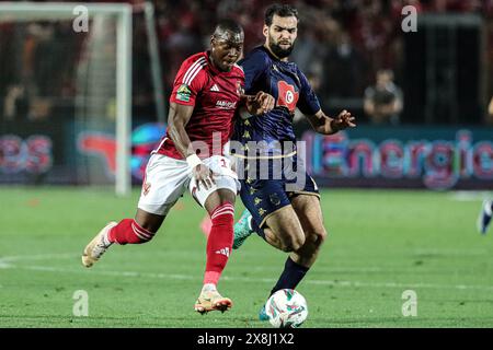 Kairo, Ägypten. Mai 2024. Aliou Dieng (L) von Al Ahly streitet um den Ball während des Endspiels zwischen Al Ahly von Ägypten und es Tunis in der CAF Champions League 2024 in Kairo, Ägypten, am 25. Mai 2024. Quelle: Ahmed Gomaa/Xinhua/Alamy Live News Stockfoto