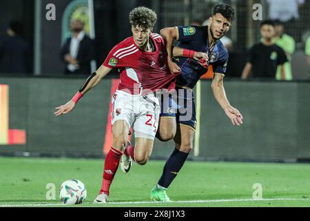 Kairo, Ägypten. Mai 2024. Emam Ashour (L) von Al Ahly streitet um den Ball während des Endspiels zwischen Al Ahly von Ägypten und es Tunis in der CAF Champions League 2024 in Kairo, Ägypten, am 25. Mai 2024. Quelle: Ahmed Gomaa/Xinhua/Alamy Live News Stockfoto