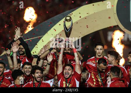 Kairo, Ägypten. Mai 2024. Die Spieler von Al Ahly heben die Trophäe, nachdem sie am 25. Mai 2024 in der CAF Champions League 2024 in Kairo, Ägypten, das Endspiel zwischen Al Ahly von Ägypten und es Tunis von Tunesien gewonnen haben. Quelle: Ahmed Gomaa/Xinhua/Alamy Live News Stockfoto